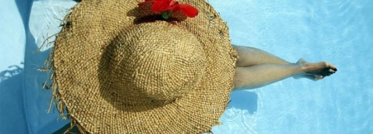 Соломенная шляпка: незаменимый летний аксессуар